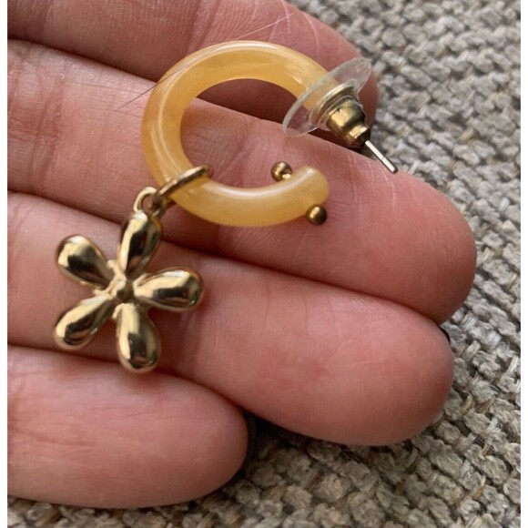 Vintage Earrings Yellow Lucite Gold tone Flower 1.5 inch Hoop Dangle Drop 70s - Picture 8 of 8